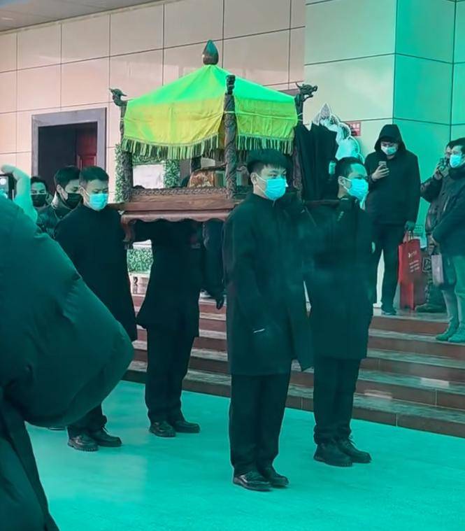 何晴葬礼举行!儿子手捧骨灰,遗像曝光惹泪目,廖京生现身送别