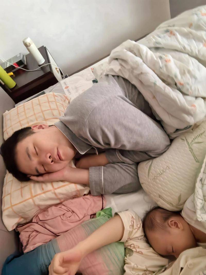 新生儿睡在父母中间却窒息死亡!医生:冬天孩子睡觉避免六误区