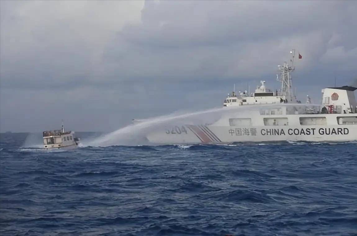 菲军入侵黄岩岛,中方反制来了:菲方两艘船只被毁,三人挨了水炮