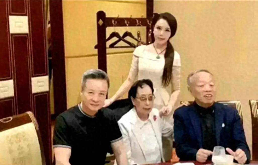 李肇星夫妇晚年,在酒店和亲家阎维文相聚,一张罕见合影,很温馨