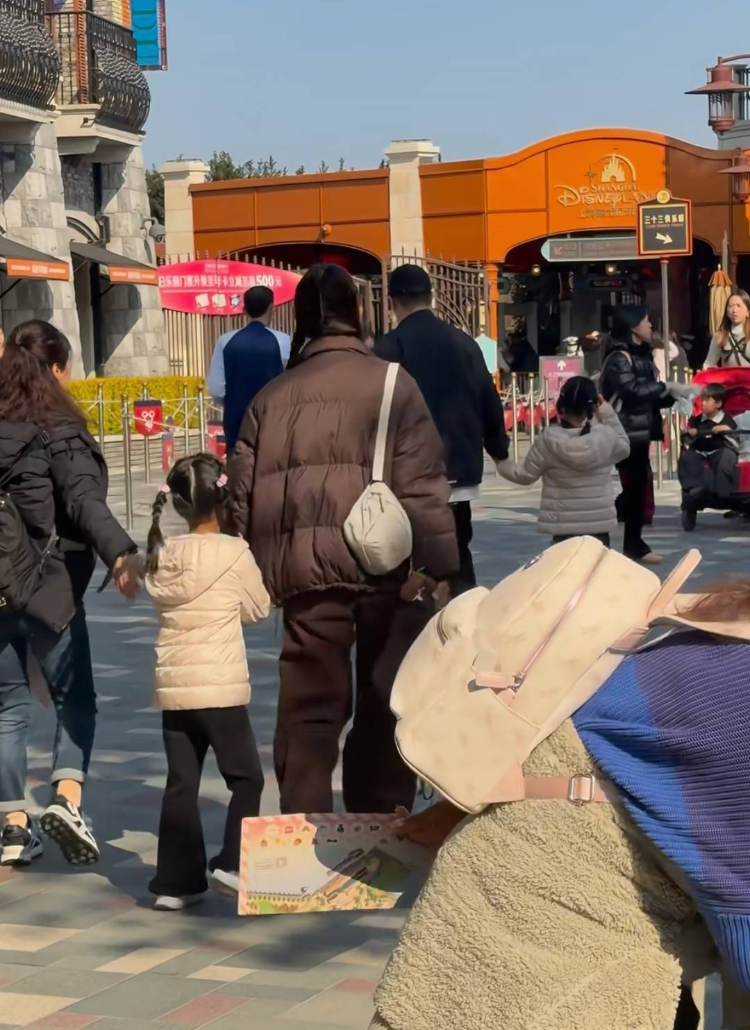 陈赫带俩女儿游迪士尼，老婆张子萱41岁还扮少女，牵陈赫手撒娇