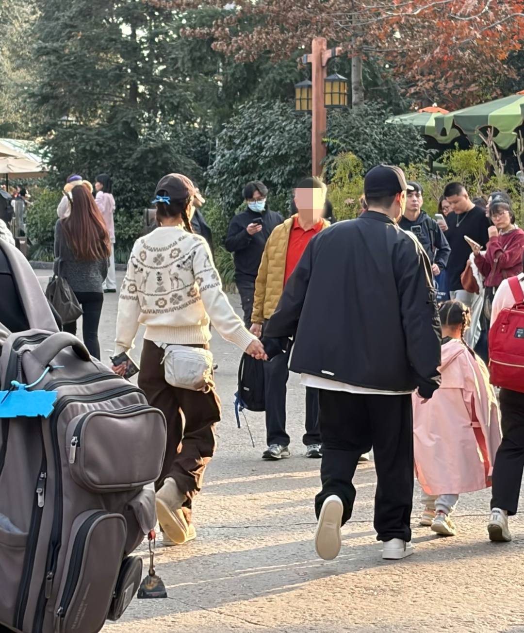 陈赫带俩女儿游迪士尼，老婆张子萱41岁还扮少女，牵陈赫手撒娇