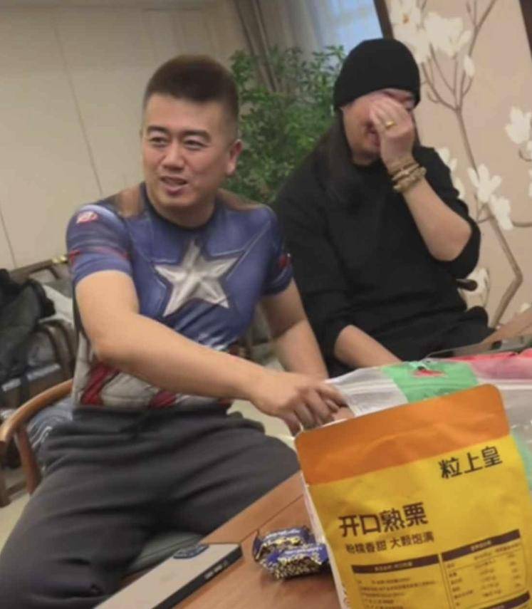 63岁刘斌在北京聚会烟不离手，63岁丛珊也出镜，依然很优雅