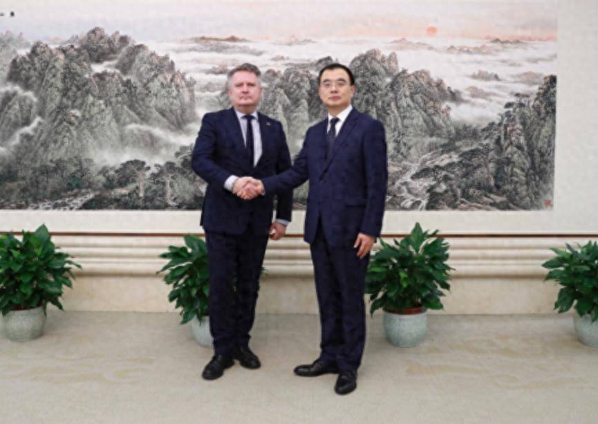 特朗普对乌克兰下达最后通牒，泽连斯基还不死心，派心腹访华，给中方送上重要承诺