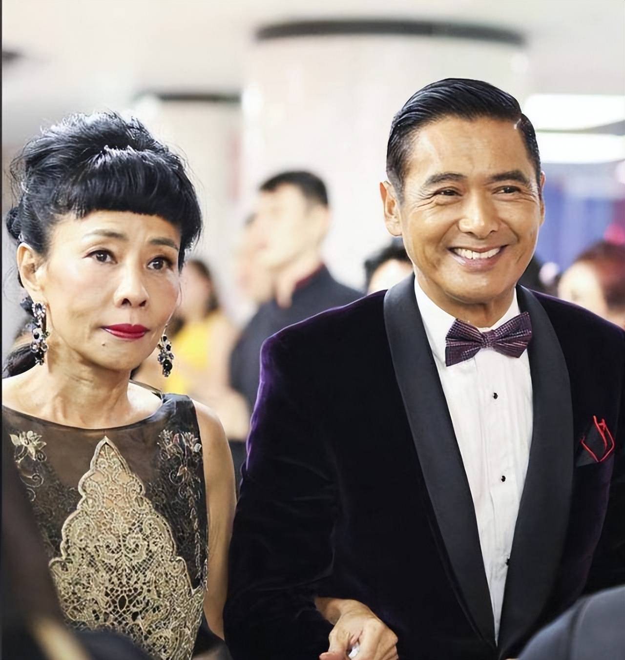 周润发有情有义，宴请百位底层同事，他已经吃不下多少东西