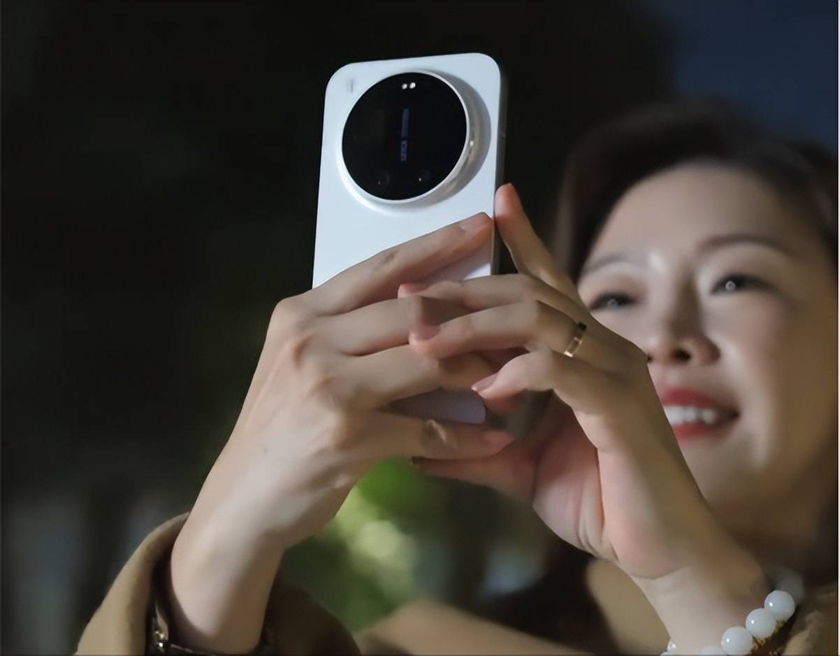 原创             小米高管晒17Ultra真机！卢伟冰答疑解惑，这次涨价有点多