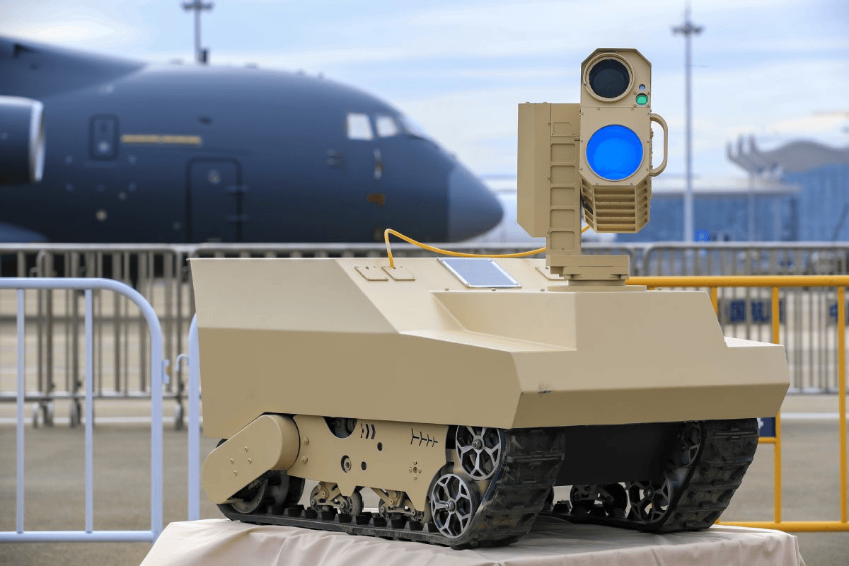 中国激光武器大单交付实锤！美媒现场直击，阿曼港口卸货装车曝光