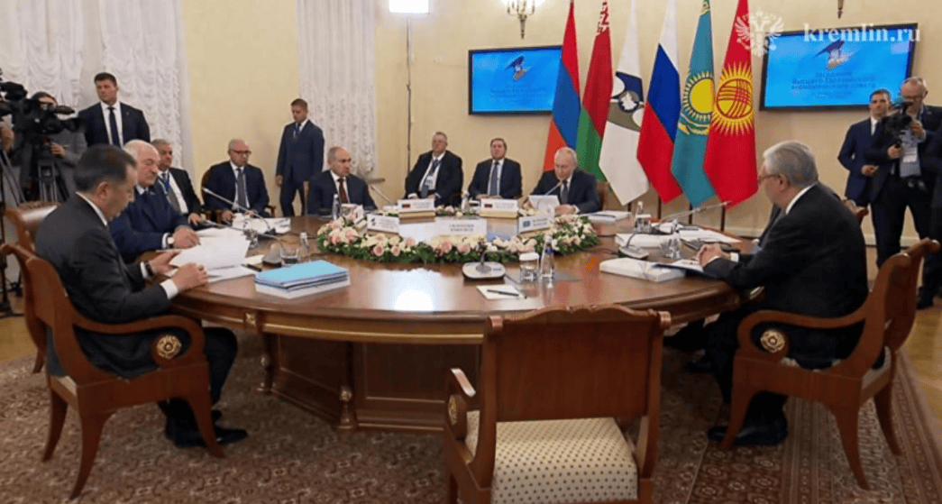 托卡耶夫刚结束访问日本，专机就直飞俄罗斯，高市早苗怕是要绷不住了