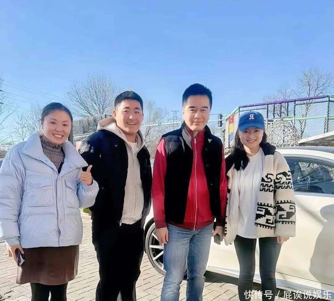 何晴头七，61岁许亚军红卫衣加身现身北京，状态松弛心情颇佳