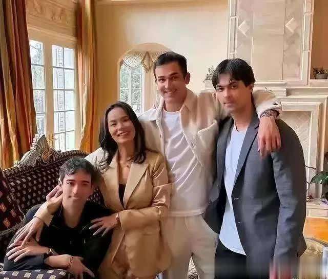 韦唯3个儿子回国，2金融高管1区块链副总裁，优秀又孝顺