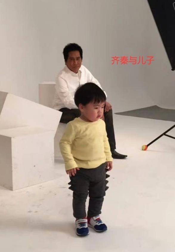 65岁齐秦现状，定居美国，娶小24岁女粉丝为妻，和儿子合照像爷孙