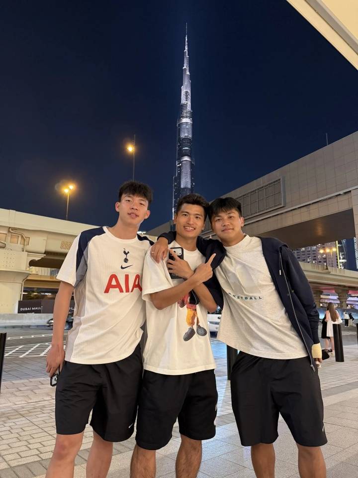 原创             U22国足训练后游迪拜！海港铁卫偶遇巴萨新星，王钰栋穿热刺球衣