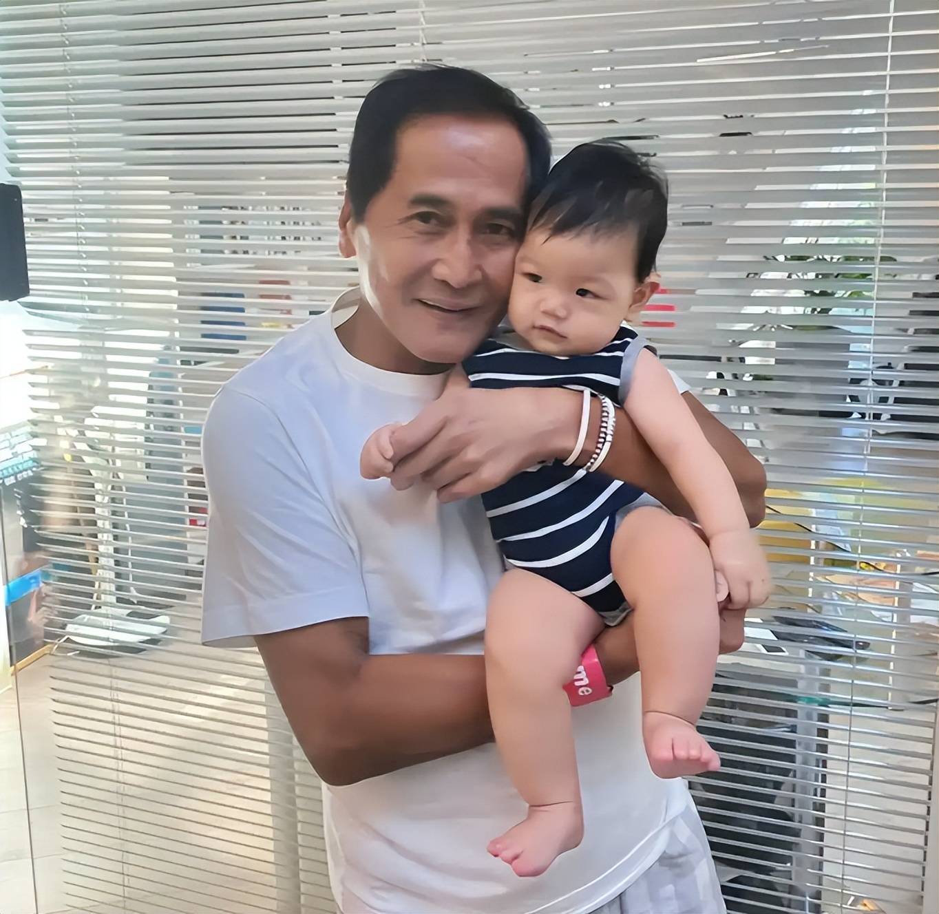 65岁齐秦现状，定居美国，娶小24岁女粉丝为妻，和儿子合照像爷孙