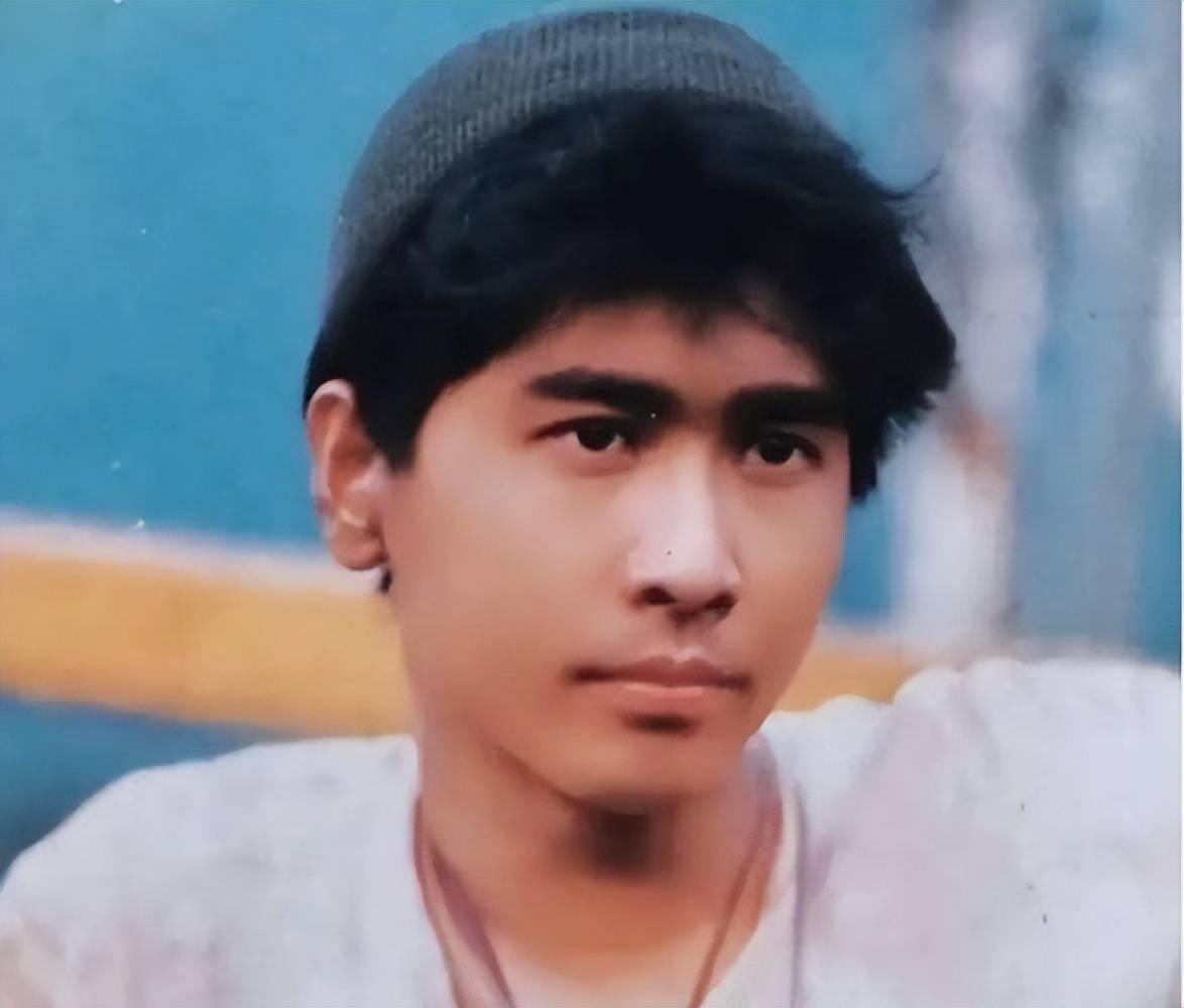 65岁齐秦现状，定居美国，娶小24岁女粉丝为妻，和儿子合照像爷孙