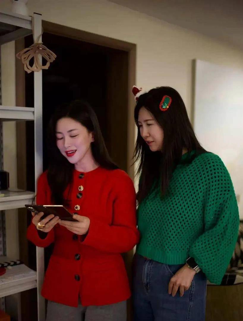 朱珠圣诞晒美照！和女儿穿红毛衣亲子装超喜庆，搂老公甜到齁