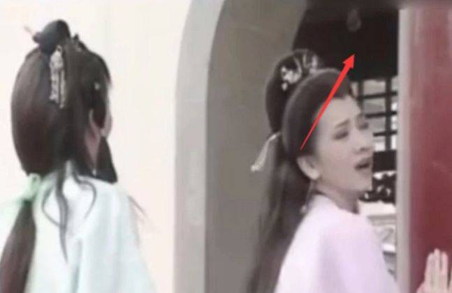 史上最尬的穿帮镜头:迪丽热巴我忍了,关晓彤这个太明显了吧