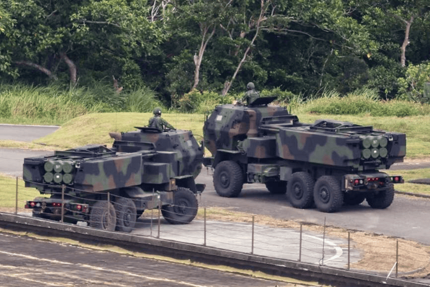 解放军离攻岛只差“一步”，特朗普脱口而出的三个字，让赖清德心凉了