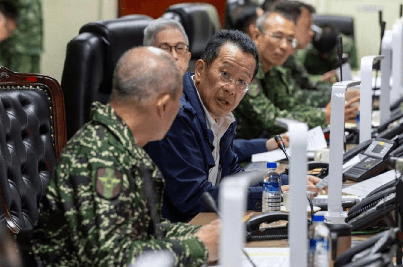 大陆重兵围台，赖清德突然“失联”，美国横插一手，王毅反将一军