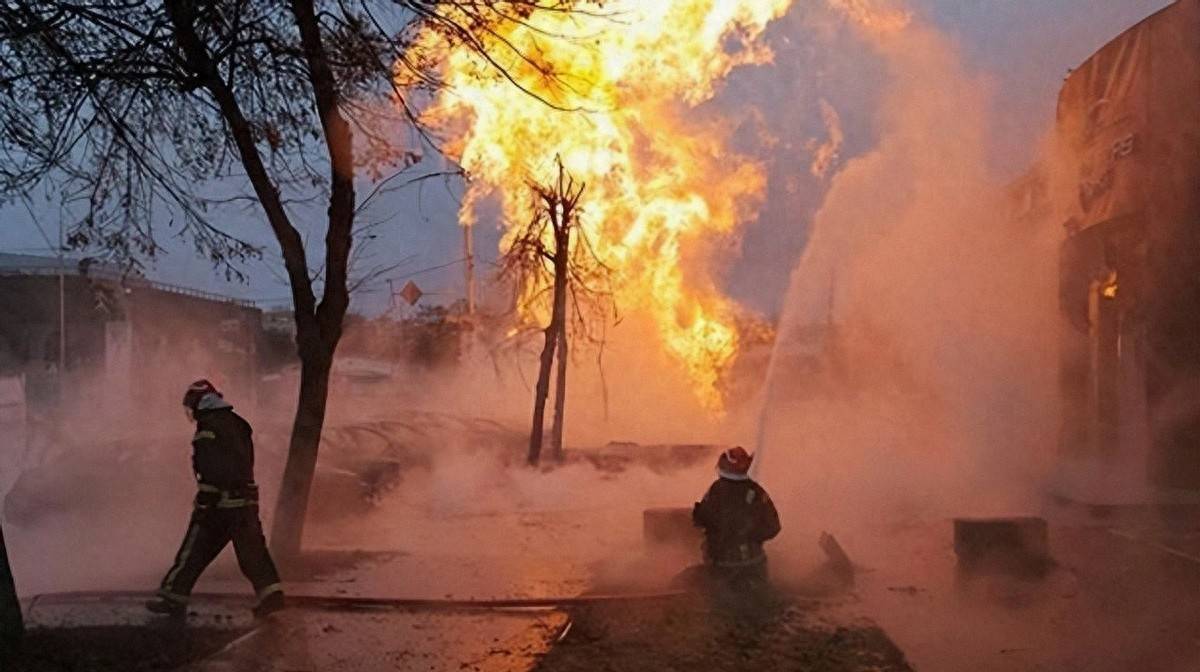 俄军开启大规模复仇！炸烂敖德萨，突袭乌克兰2艘巨轮，乌指挥官称不该让士兵送死