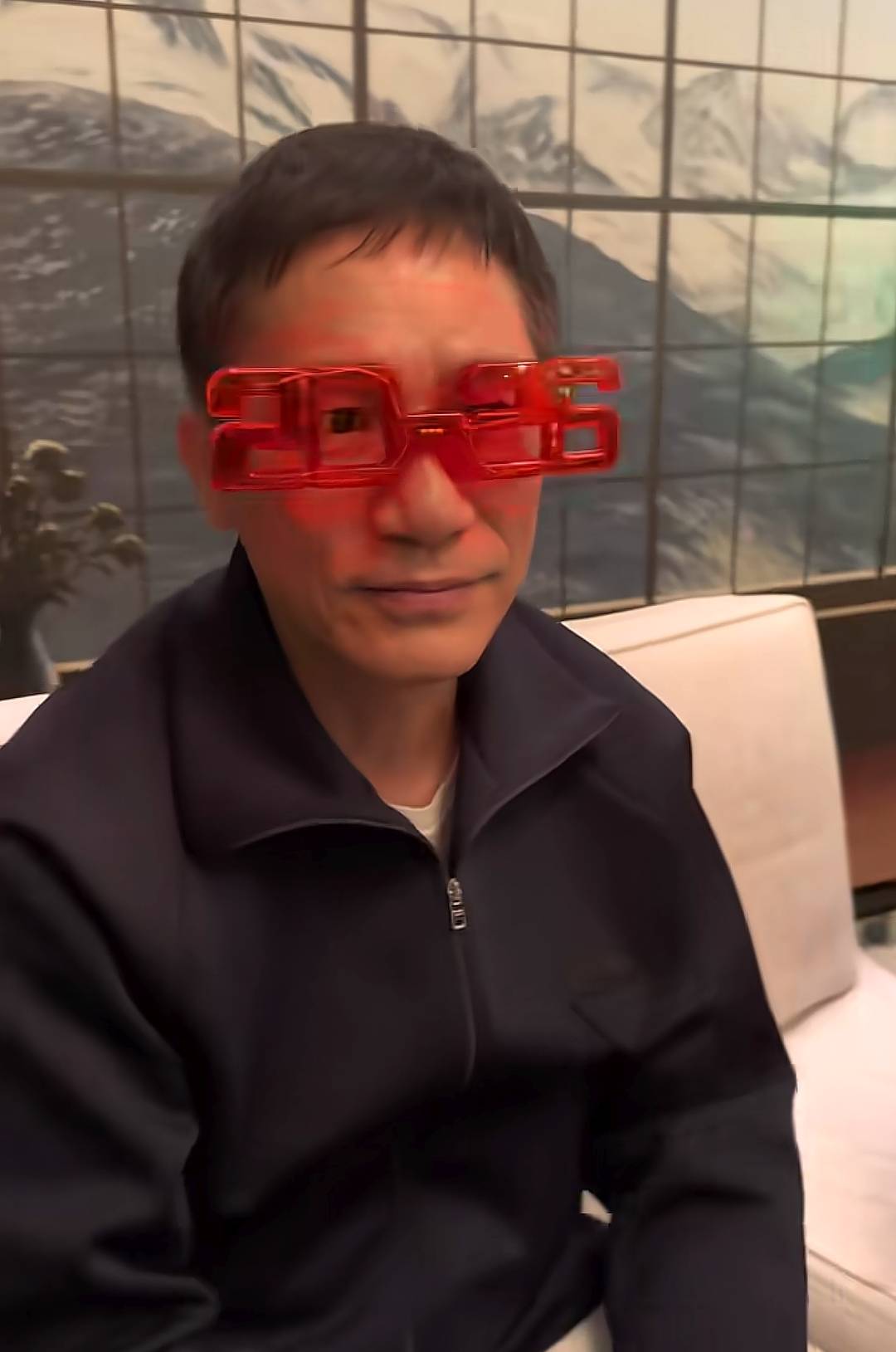 刘嘉玲夫妇办跨年派对,80岁刘妈妈贵气年轻,侄子带女友见她很漂亮