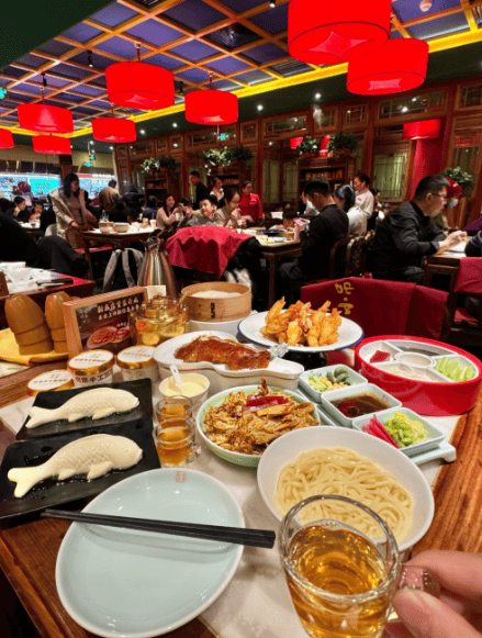 北京一餐厅跨年夜列队3000桌朔风中苦等6小时拿3106号！北京跨年夜3000桌列队背后的Z世代典礼感狂欢