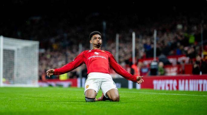 英格兰足球超级联赛英超最新积分榜：阿森纳4-1维拉5分领跑切尔西2-2跌出欧冠区曼联1-1爆冷