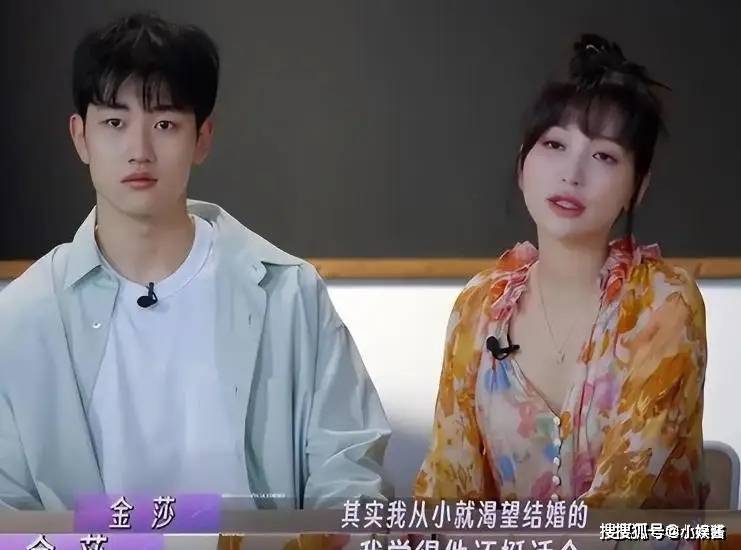 太心酸！42岁知名歌手江苏走穴演出，现场宾客埋头吃席无互动