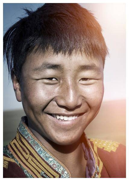 洛桑丹真，敛财2亿，毁掉100个女人，最小的仅16岁，为何有人信他