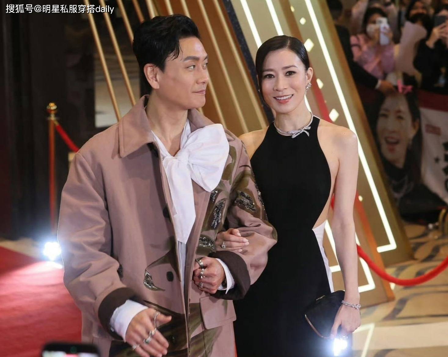 50岁佘诗曼赢麻了!4封TVB视后,与黄宗泽挽手走红毯,实至名归!