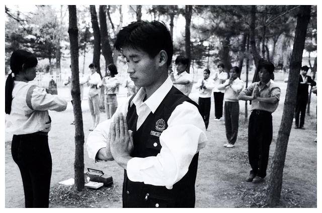 洛桑丹真，敛财2亿，毁掉100个女人，最小的仅16岁，为何有人信他