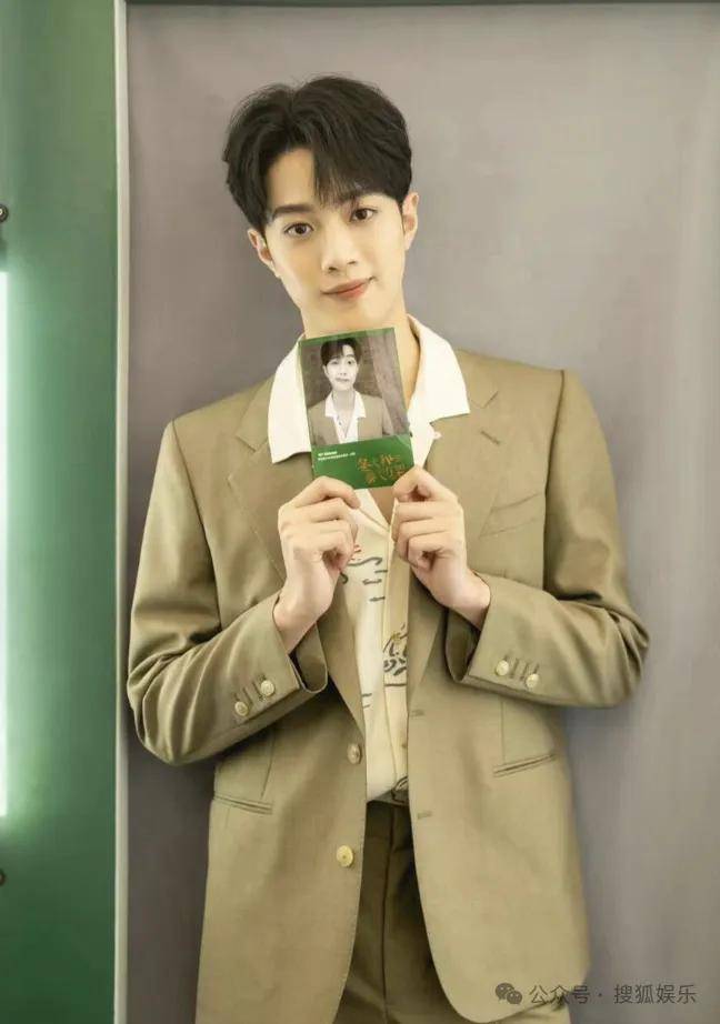 都退居幕后了还要被审判近照状态？他的转型真的还蛮彻底的......