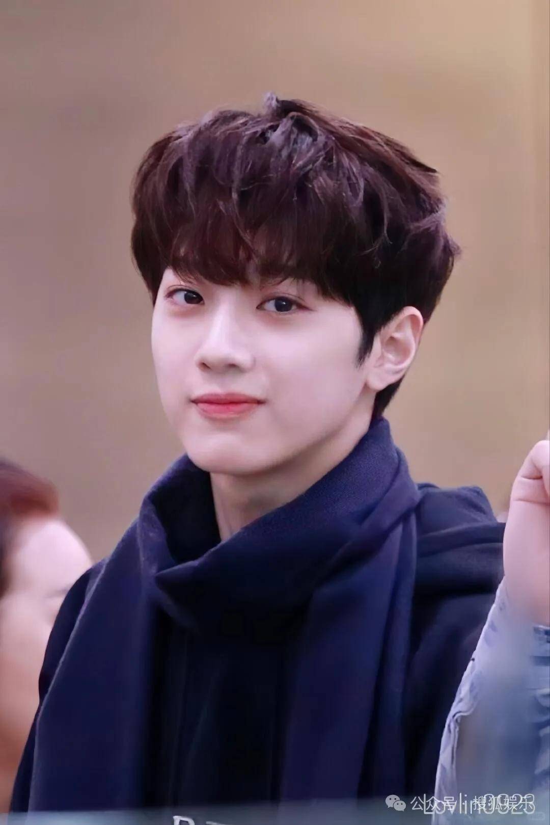 都退居幕后了还要被审判近照状态？他的转型真的还蛮彻底的......