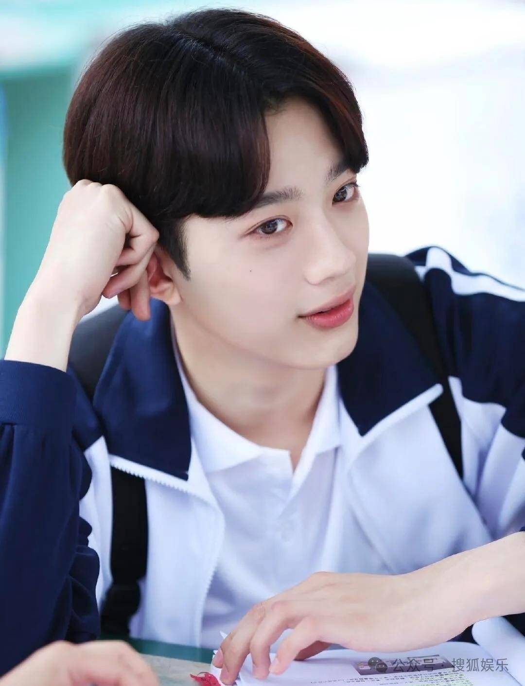 都退居幕后了还要被审判近照状态？他的转型真的还蛮彻底的......