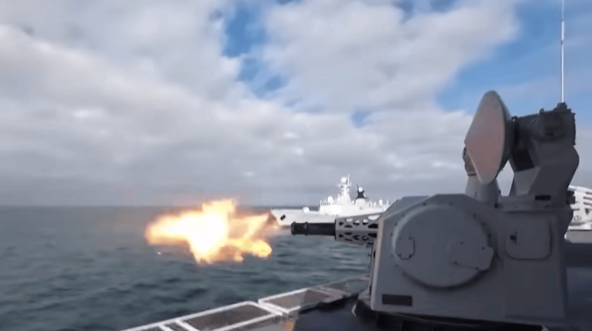 班超舰碰瓷052D,距开火一步之遥,岛内把“认怂”当“战绩”