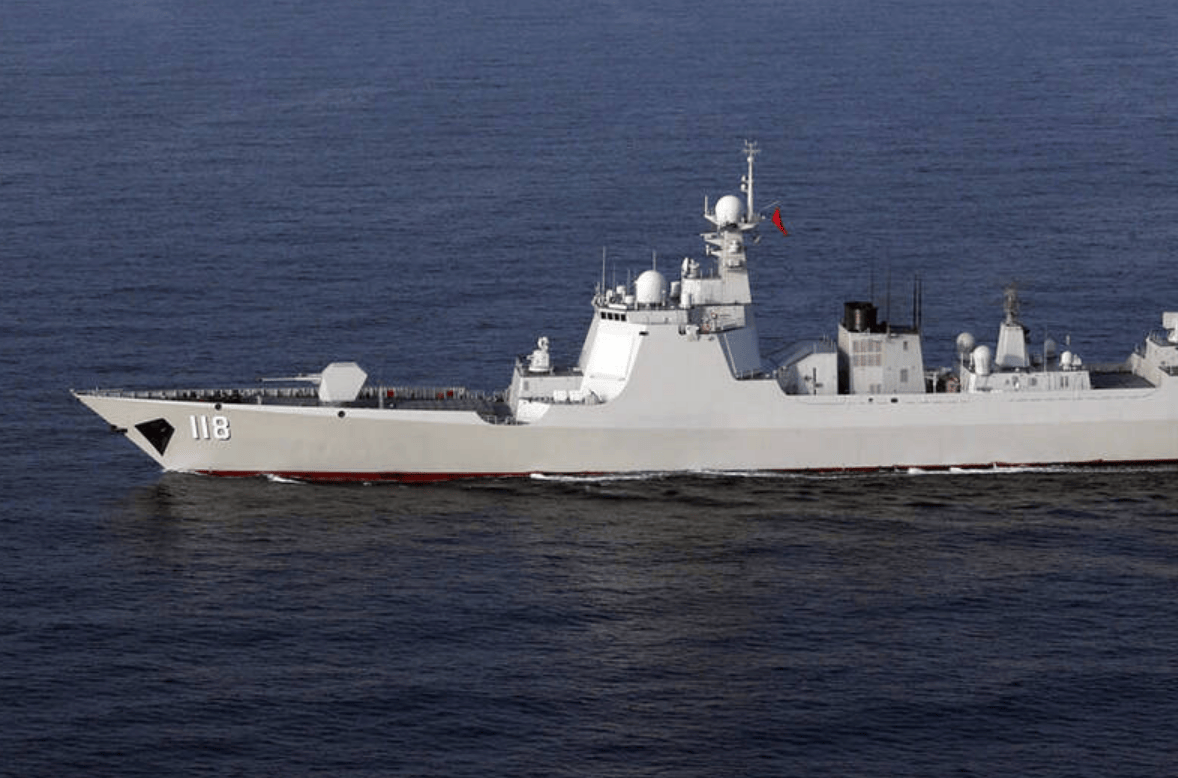 班超舰碰瓷052D,距开火一步之遥,岛内把“认怂”当“战绩”