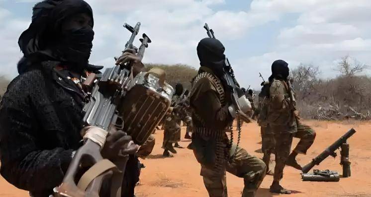 雇佣兵之王:30年干掉了4任总统,娶6个老婆,还窃取一国