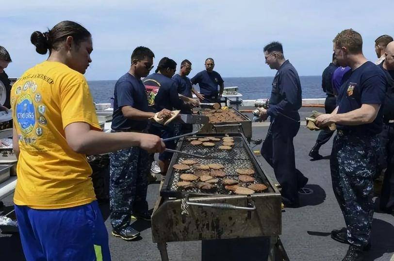 为何美国士兵能在航母上吃烧烤开演唱会，中国航母却不行？
