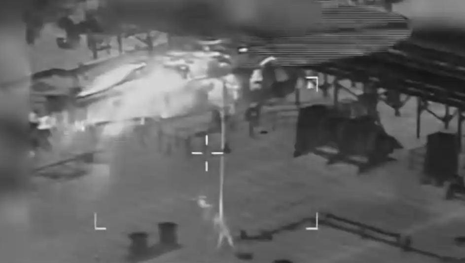 美直升机突降公海，扣押油轮押往英国