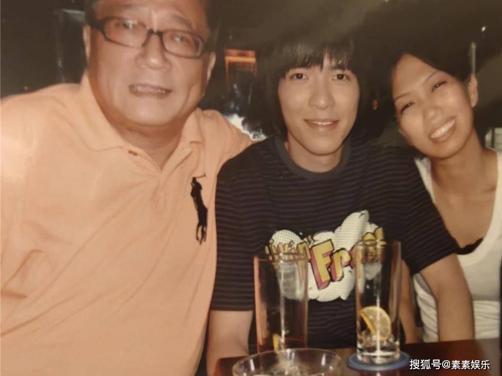 萧敬腾岳父林光宁追思会,现场布置白色花海,亲属将穿白衣送别