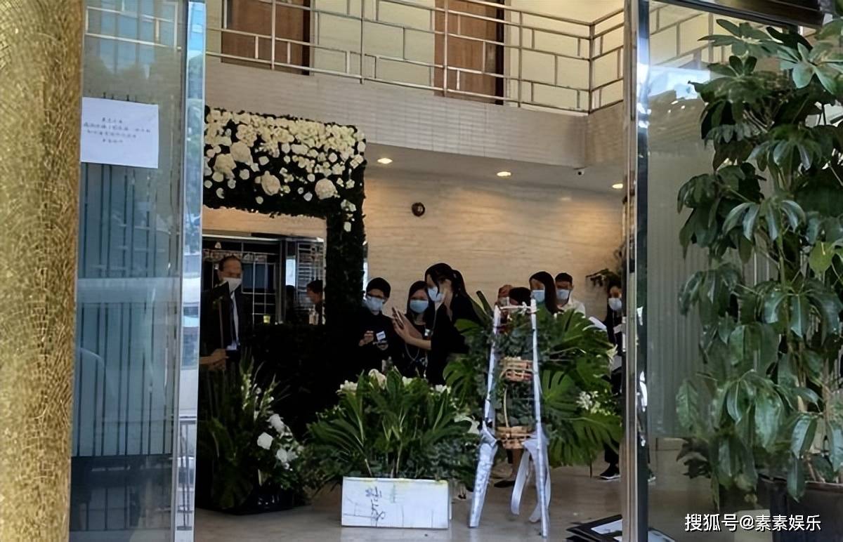 萧敬腾岳父林光宁追思会,现场布置白色花海,亲属将穿白衣送别