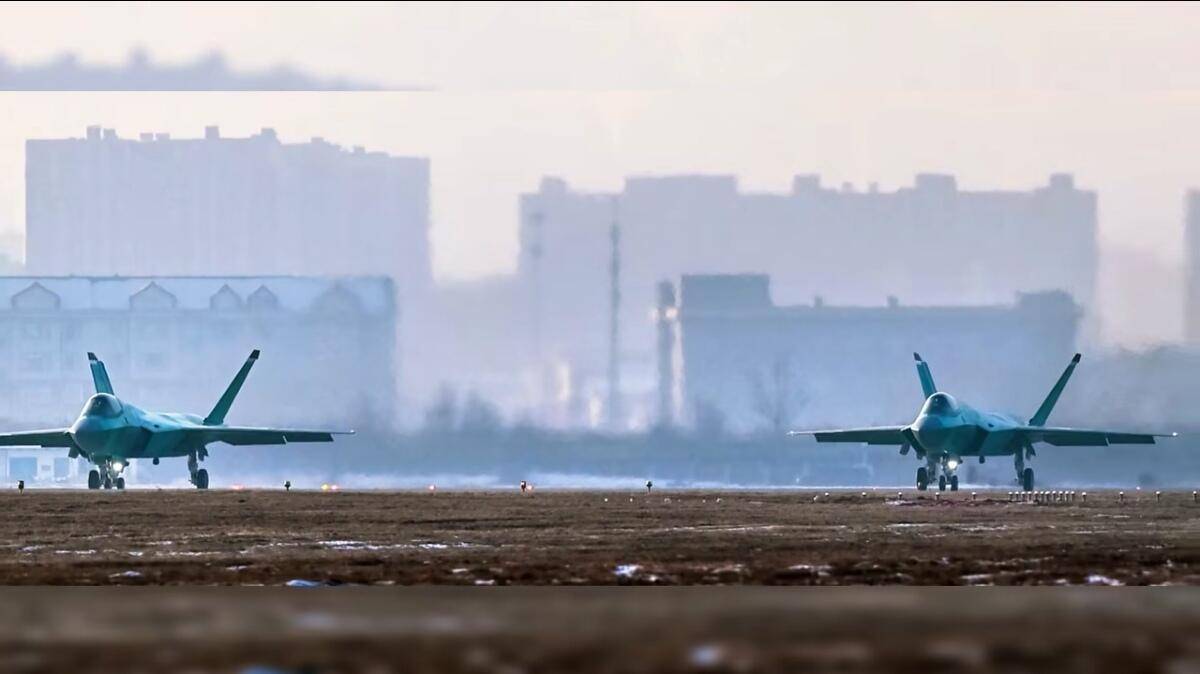 量产版歼-35“绿皮机”新年首飞，涡扇-19航发就位，福建舰甲板已现舰载机？