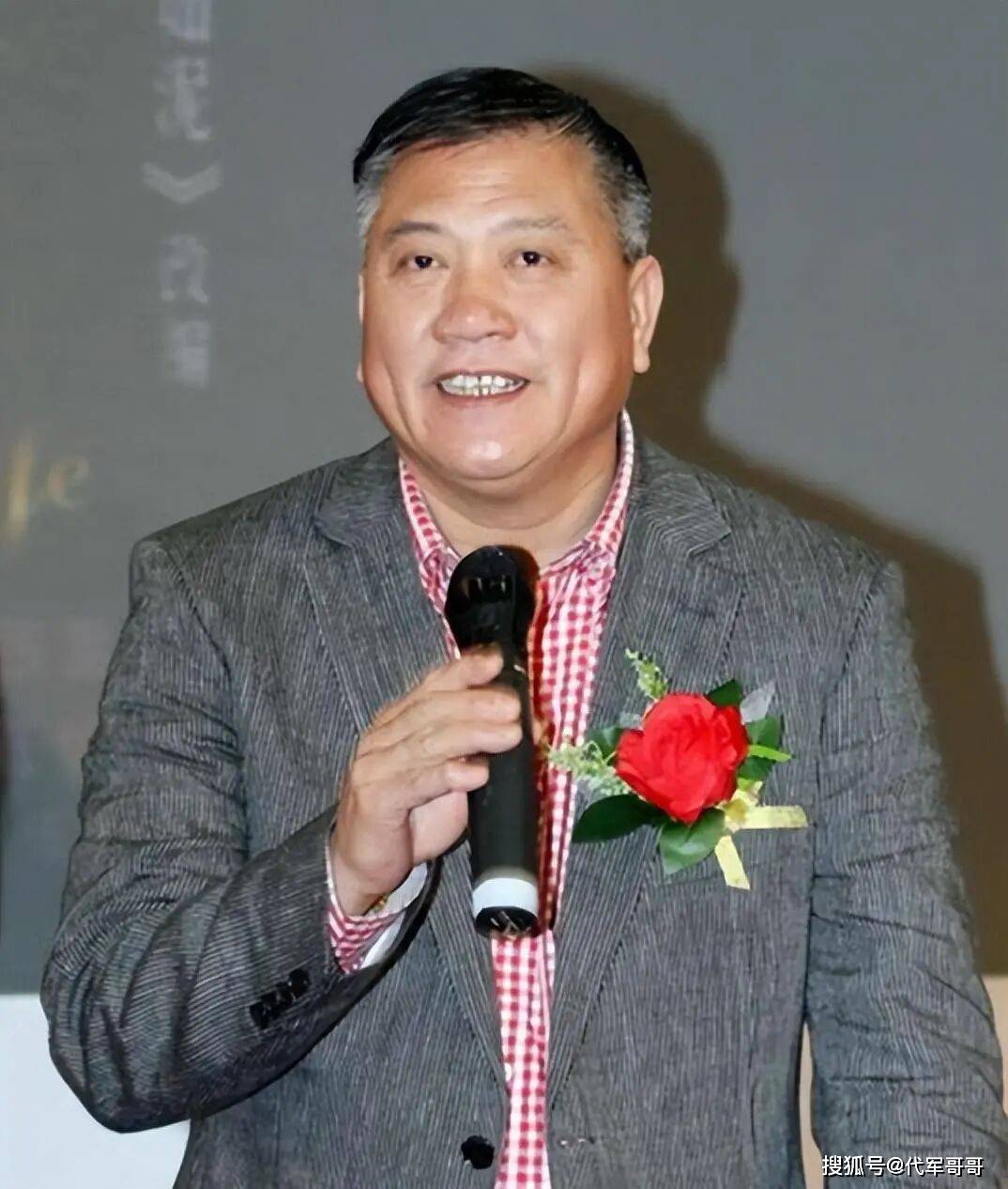 68岁万梓良近况曝光！商演台上腿抖如筛糠，仍坚守17年助学湘西