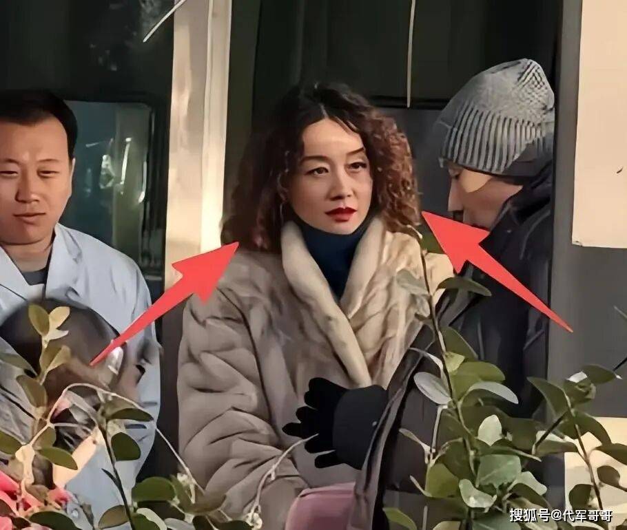 49岁马伊琍近况曝光！皮松肉垮面相大变，一头羊毛卷被吐槽老气