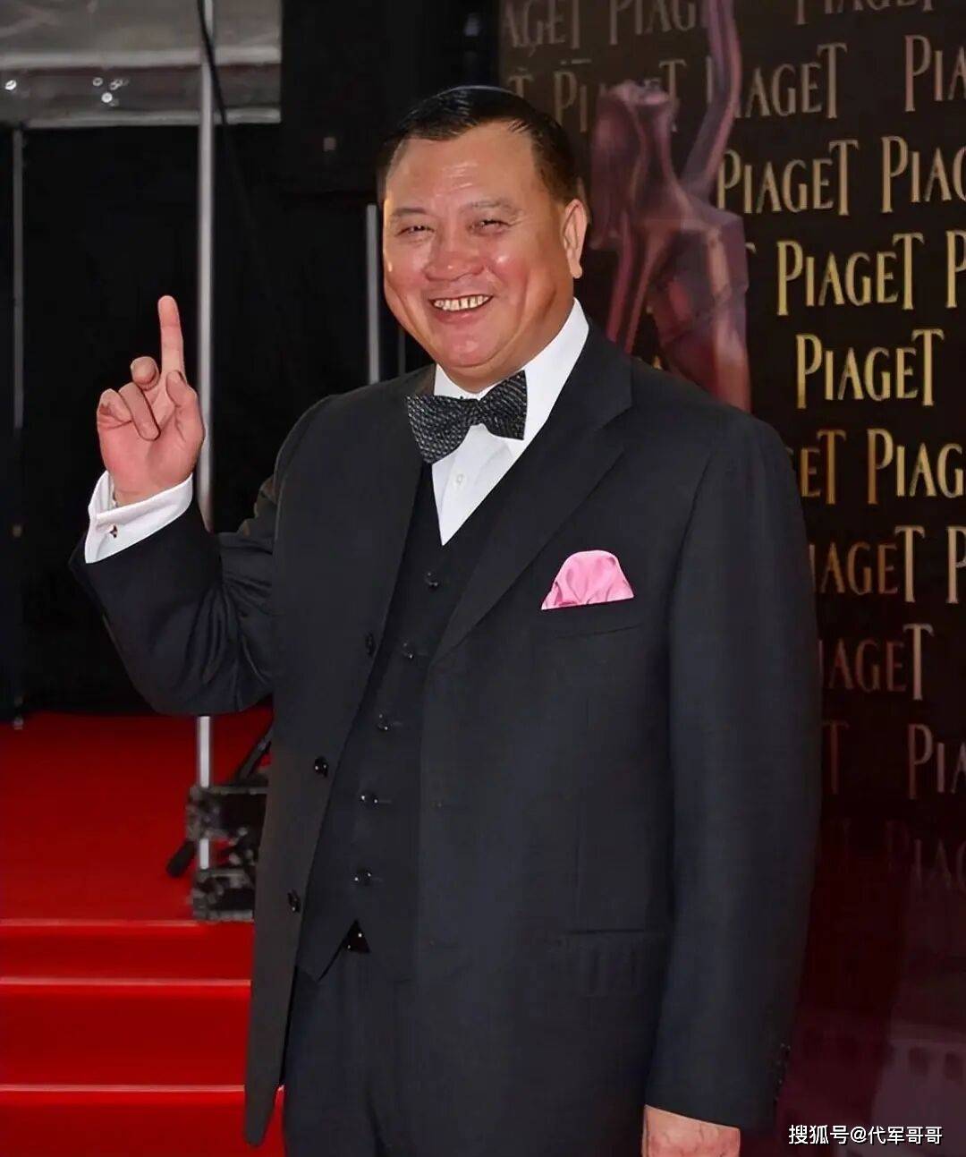 68岁万梓良近况曝光！商演台上腿抖如筛糠，仍坚守17年助学湘西