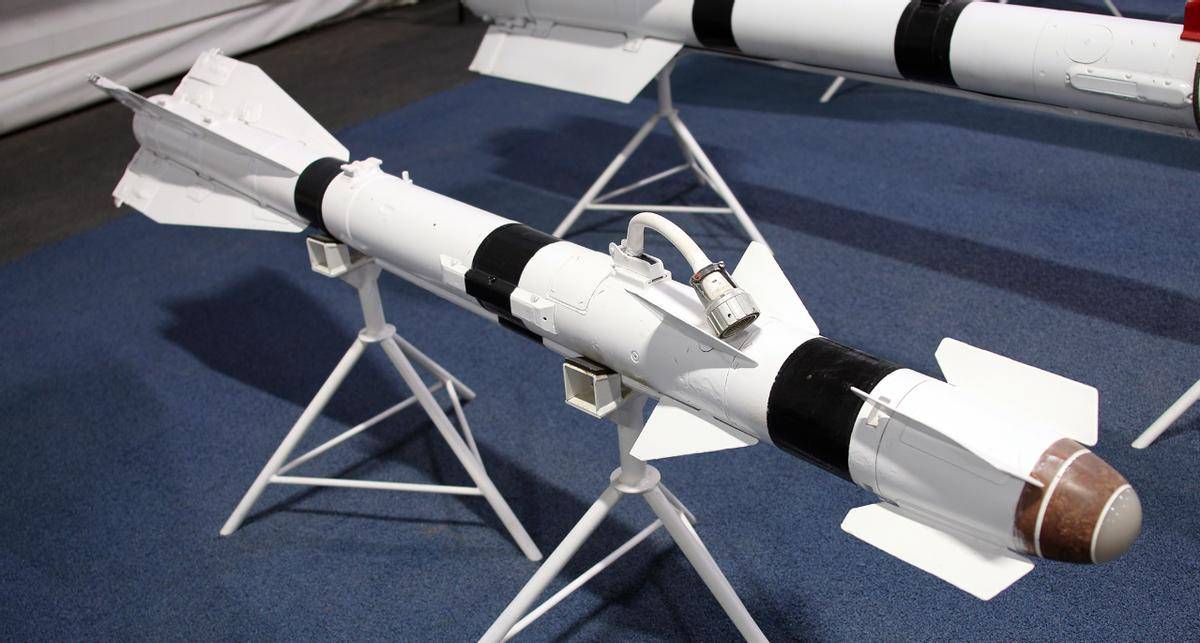 俄军自杀机要单挑乌军战机!背上便携式防空弹,伺机反咬一口