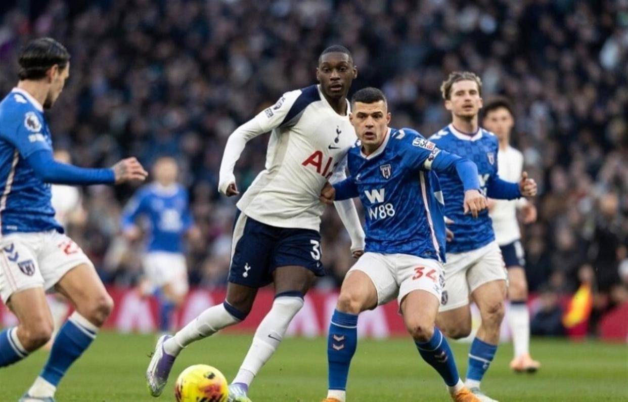 “随着曼联1-1利物浦、曼城双双遭绝平热刺