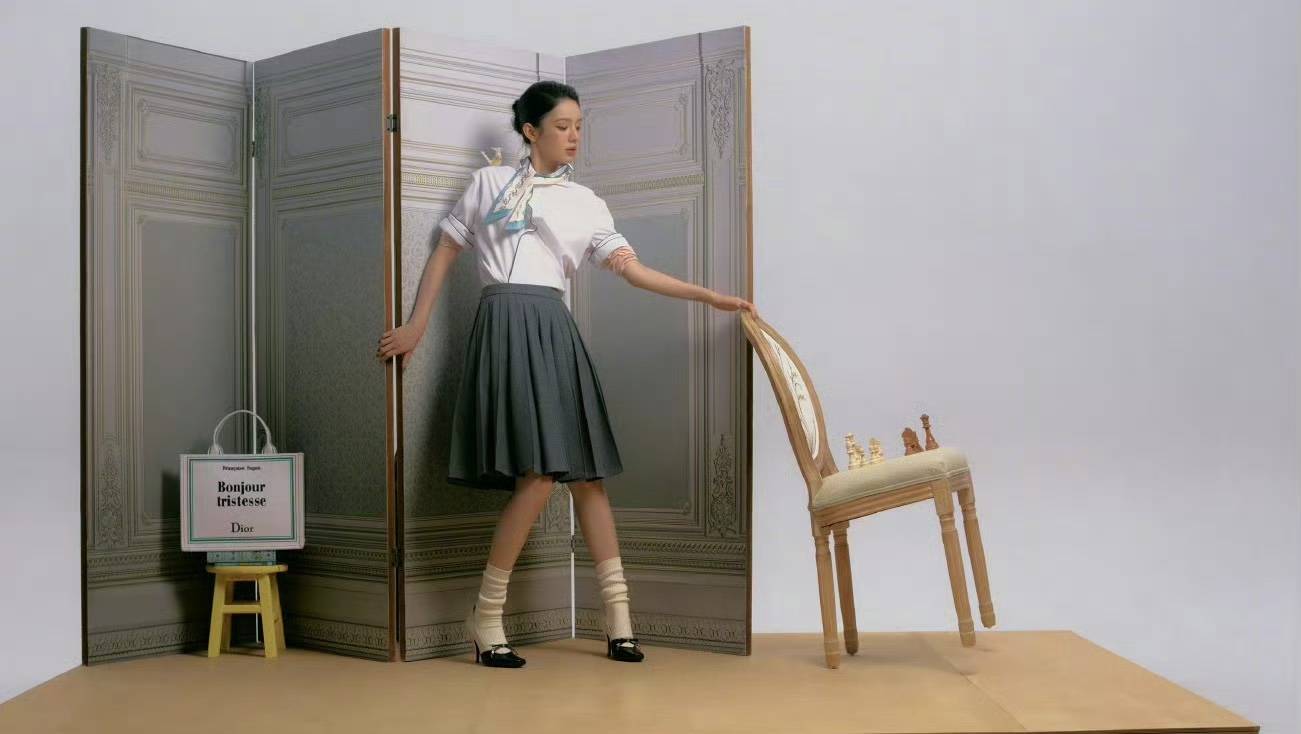 E》封面一场关于“油画少女”的美学狂欢开元棋牌周也：从迪奥红毯到《VOGU(图2)