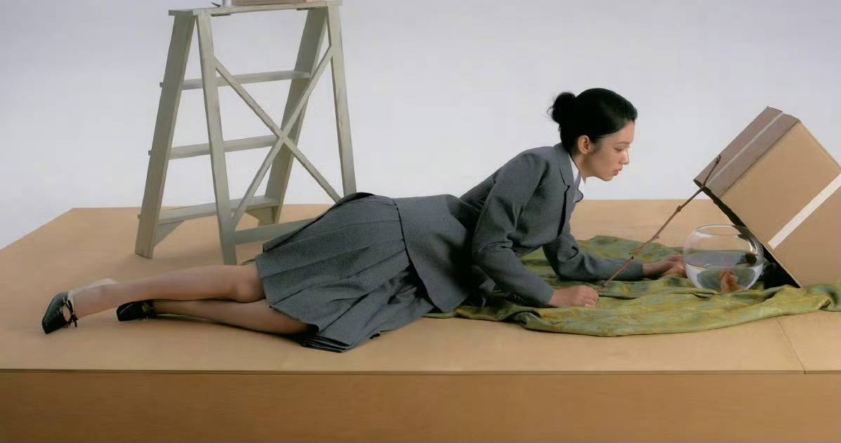 E》封面一场关于“油画少女”的美学狂欢开元棋牌周也：从迪奥红毯到《VOGU(图4)