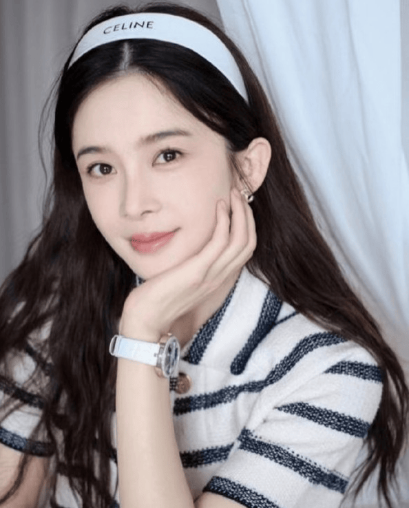 原创             赵樱子直播崩溃大哭！自曝每月砸数十万惨遭员工冷漠对待