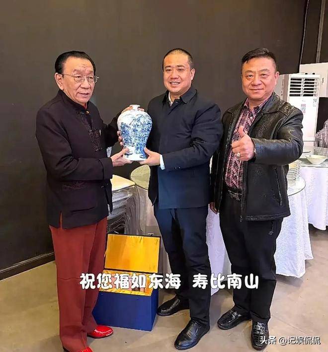 侯耀华办80大寿！穿金黄马褂派头足，现场开心收礼，儿子至亲没来